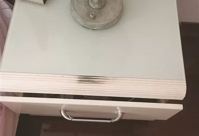 家中被熏黑的床头柜 陈先生供图