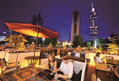 南京北极阁广场夜间露天餐吧成为都市一族享受惬意时光的好去处.