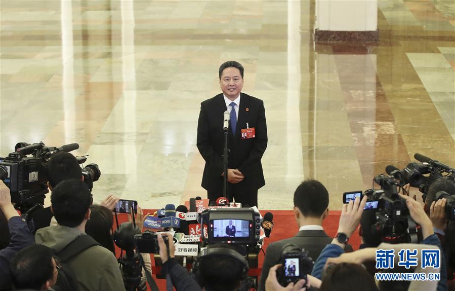 3月5日，第十三届全国人民代表大会第二次会议在北京人民大会堂开幕。这是交通运输部部长李小鹏在“部长通道”接受采访。 新华社记者 殷刚 摄