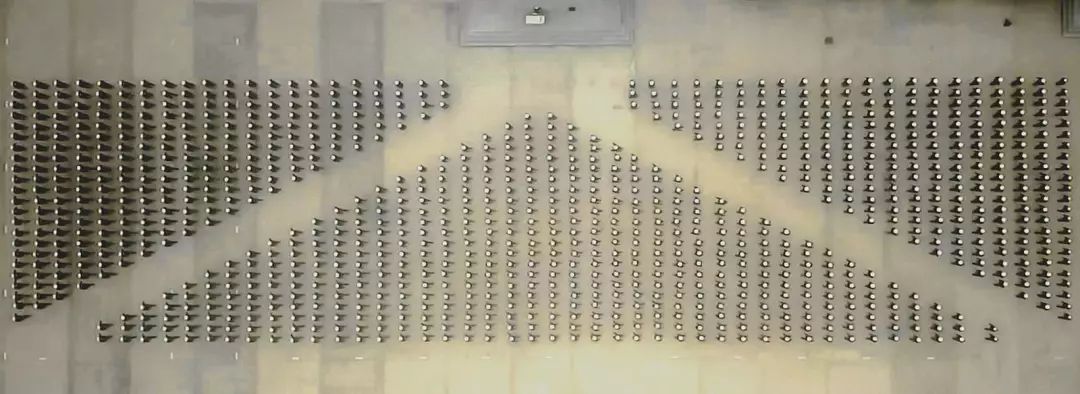 方队变换为三个三角形时高唱《人民海军向前进》此队形彰显出舰院学员