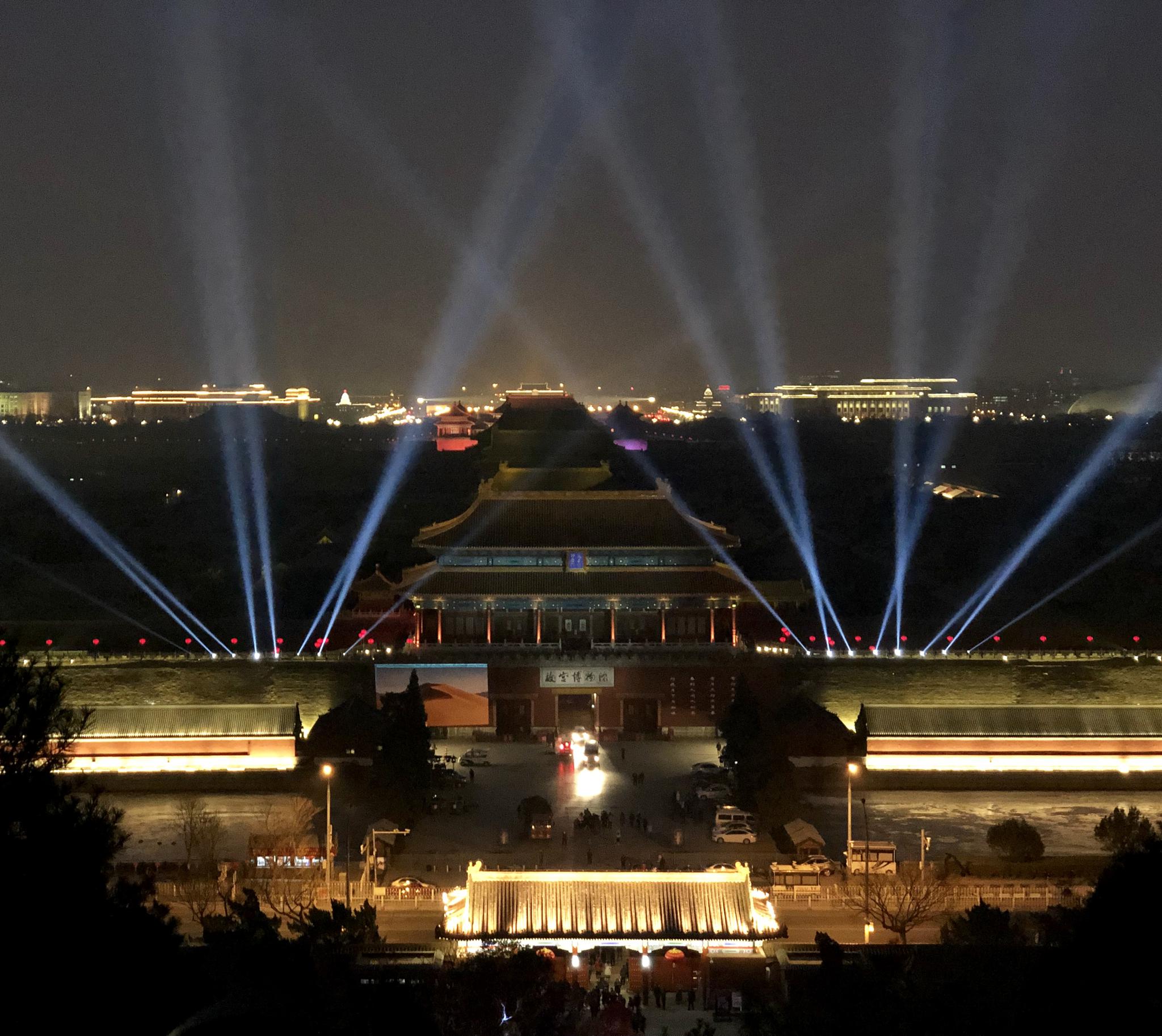 花灯灯谜亮相景山公园游客排队拍故宫等灯来