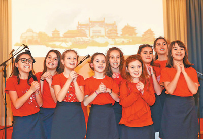 2019年2月8日，在意大利拉齐奥的古镇蒂沃利，蒂沃利国立住读学校的学生们在中国春节庆祝活动上给大家拜年。　　新华社记者 程婷婷摄