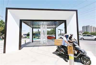 靖宁路十字的市民发现这里不仅有了新景观,而且过马路也更安全方便了