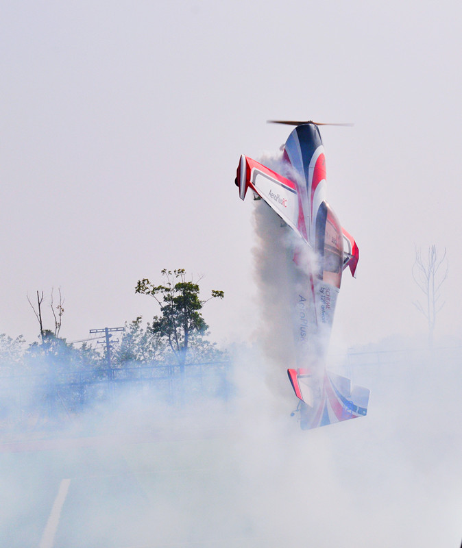 无人机花样队列公开赛惊艳校园