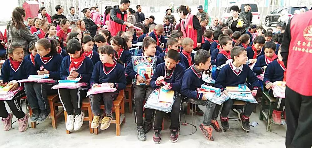 英阿瓦提小学位于墨玉县萨依巴格乡较偏远的地方,座落在一个贫困的小