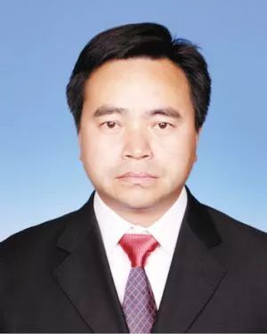 曾任官渡区人民政府办公室副主任,大板桥镇镇长,党委书记,大板桥街道