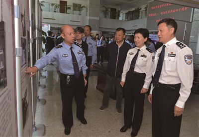 委员,政治部主任嵇艳霞等领导及南京市公安局离退休部分老干部参加了