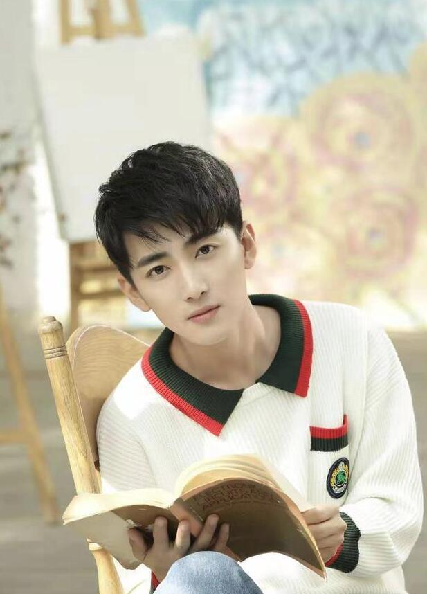 由李玉磊执导,刘昱晗,鲁照华领衔主演的校园偶像剧《满满喜欢你》