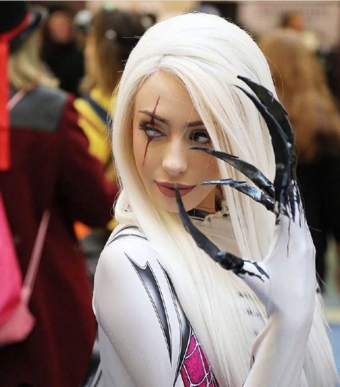 美女cos《蜘蛛侠》反毒液格温 前凸后翘身材火辣