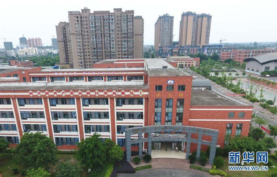 这是四川省什邡市七一中学教学楼(5月7日无人机拍摄).