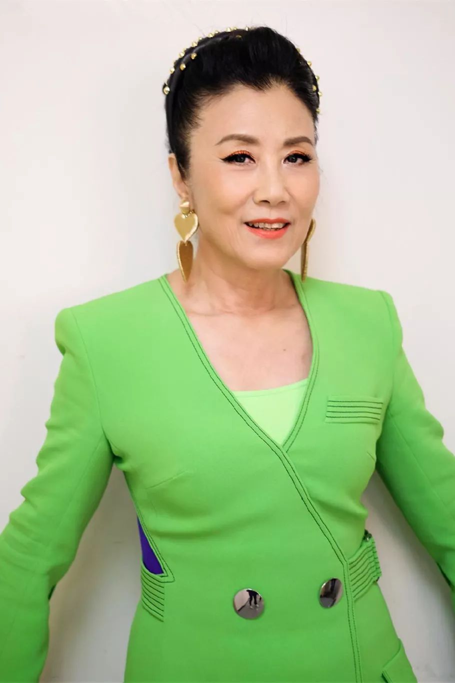 72岁汪明荃豁出去了,穿黑丝袜踩恨天高,一把年纪还这么性感时髦