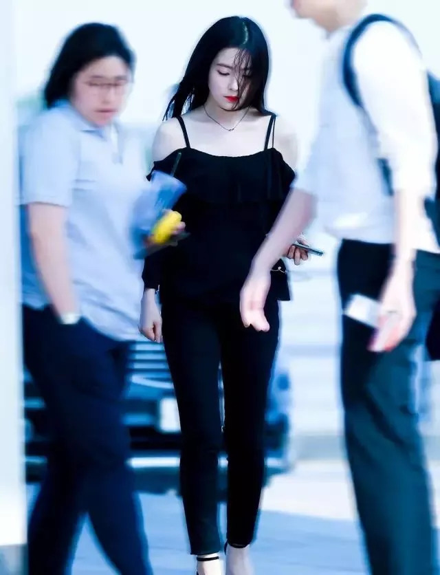 irene的身上有一种清冷的气质,走路带风,让人不敢靠近~队长裴珠泫
