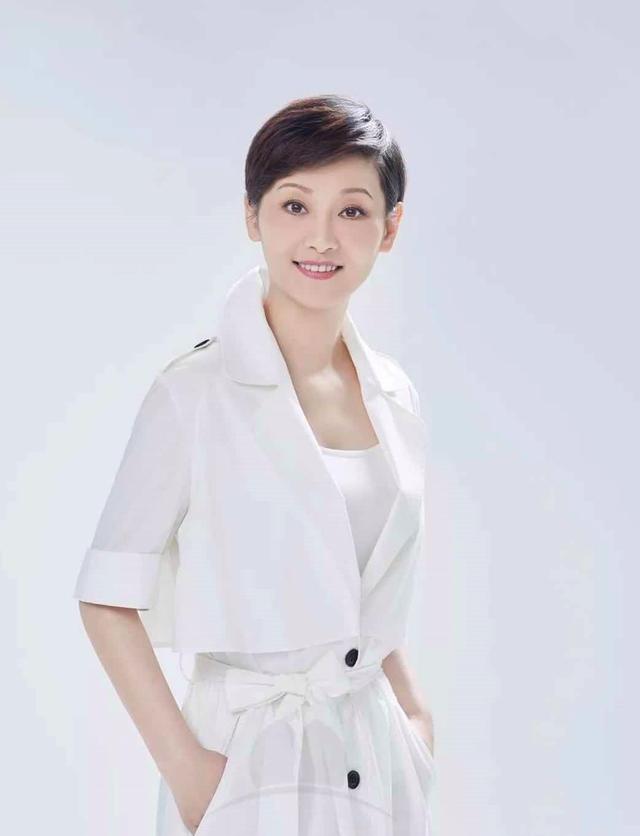 徐帆不愧是冯小刚的老婆,穿旗袍款连衣裙配短发走红毯,气质惊艳