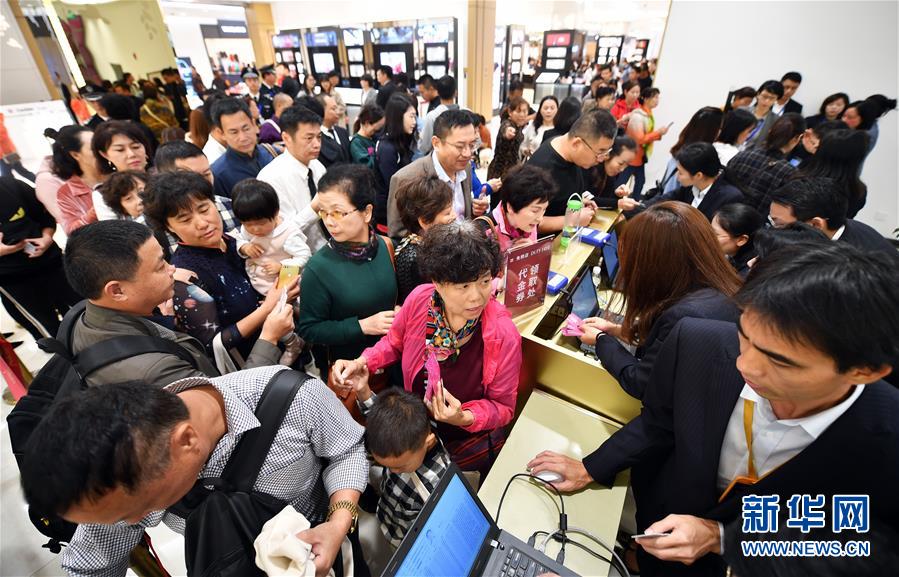 1月19日，顾客在海口免税店参加开业促销活动。新华社记者郭程摄