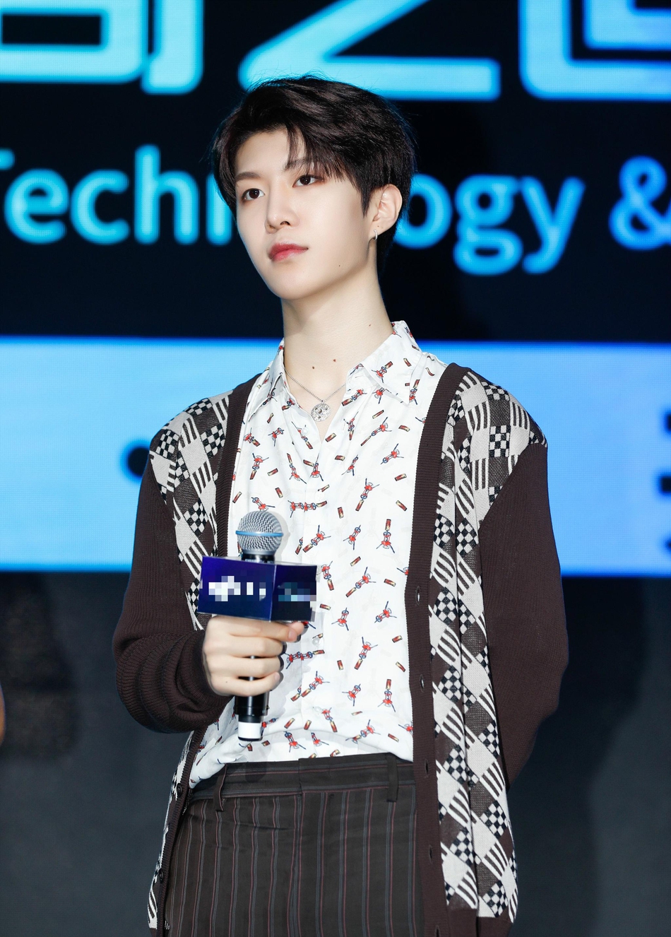 范丞丞花衬衫外搭毛衫出席活动 眼妆精致气质突出