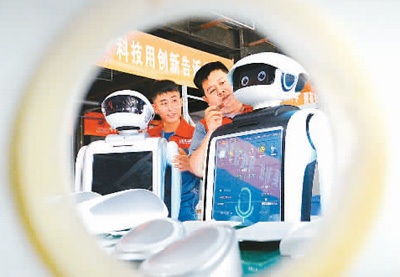图为在河北邯郸一家智能机器人生产企业，技术人员在安装智能机器人。 史自强 郝群英摄影报道
