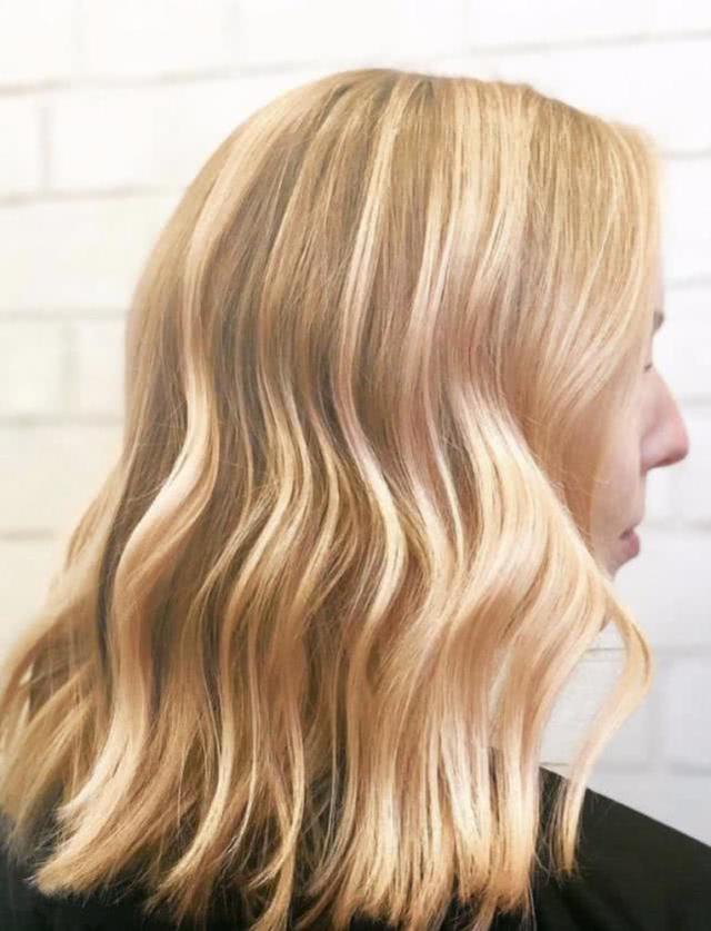 英女子染金发提升魅力,与5名已婚男发生关系,其中一人妻也加入