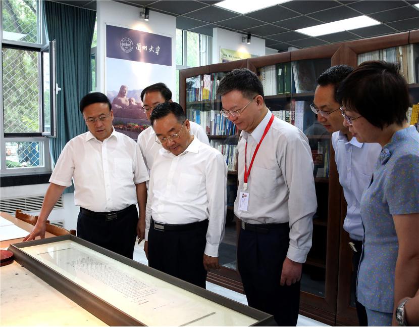 甘肃省省长唐仁健为兰大师生作形势政策报告