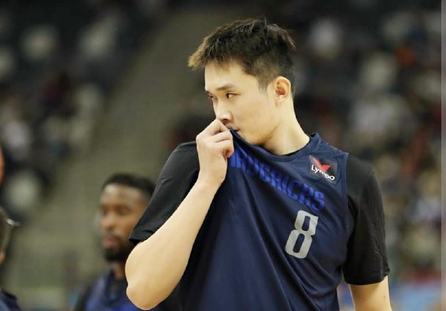 细节:有谁注意到丁彦雨航的表情,他是真想上场,球迷看哭了