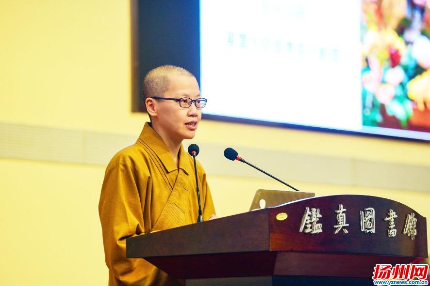 从2000年开始,他的身边就多了一个随行英语翻译——妙光法师.