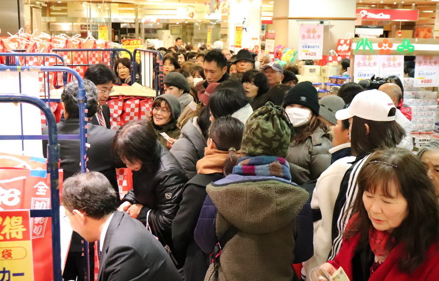 日本商场举行新年"初卖" 上千人5点排队抢福袋