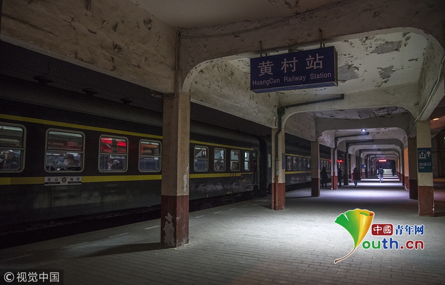 2019年1月3日,北京,黄村火车站,正在为即将发车的列车送行的铁路爱好