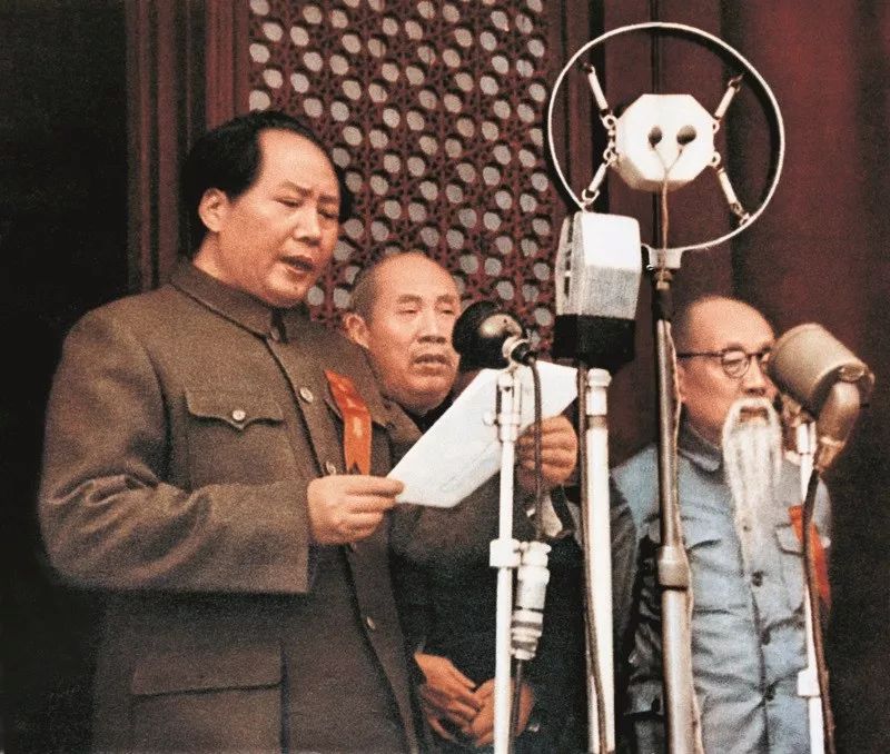 1949年10月1日，时任中华人民共和国中央人民政府主席毛泽东在开国大典上宣读《中华人民共和国中央人民政府公告》。