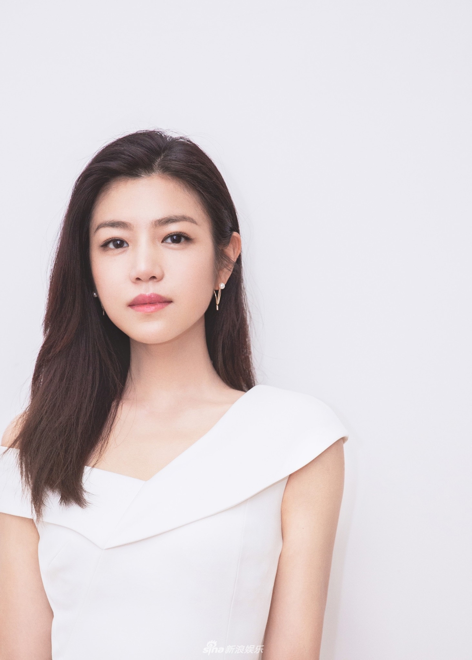 陈妍希斜肩白裙秀精致侧颜 对镜温婉浅笑优雅知性