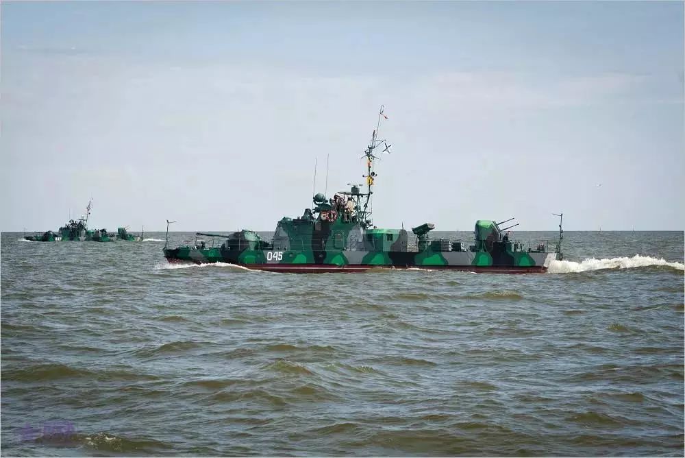 乌克兰扬言要炸掉大桥,俄罗斯开出冷战时期的坦克炮艇