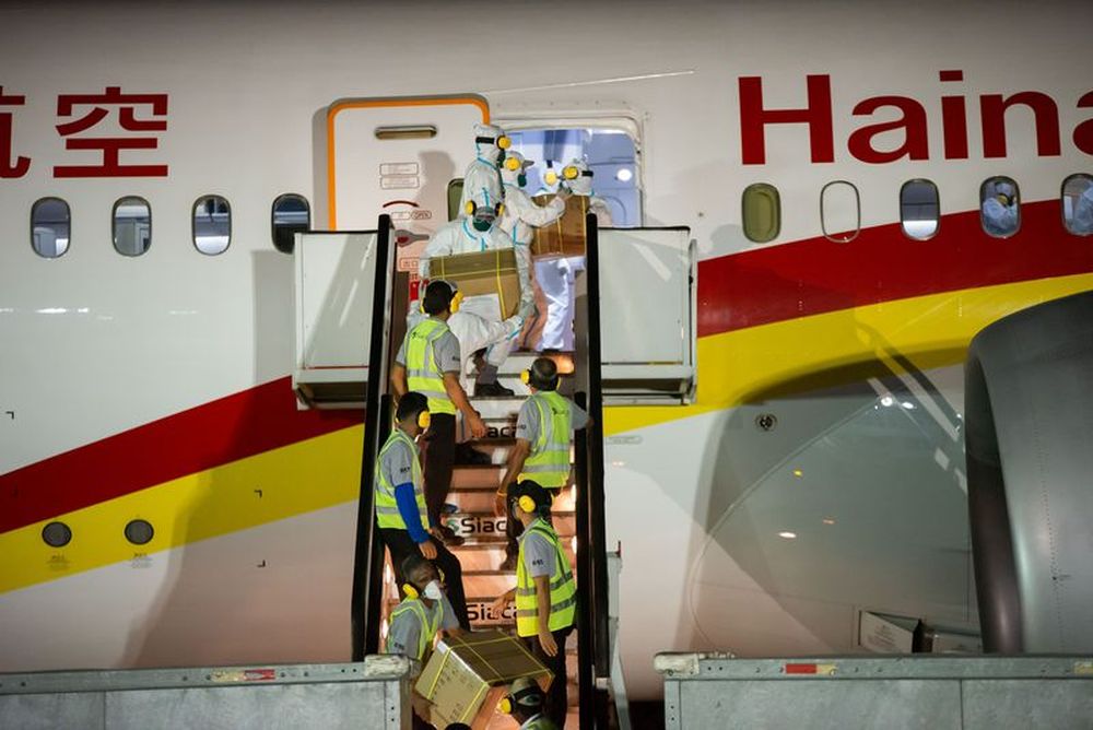 3月30日，在委内瑞拉首都加拉加斯西蒙·玻利瓦尔国际机场，工作人员搬运医疗物资。新华社发（萨尔戈多摄）