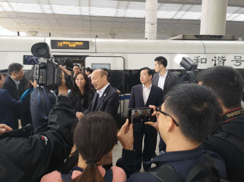 高雄市长韩国瑜搭和谐号抵达厦门