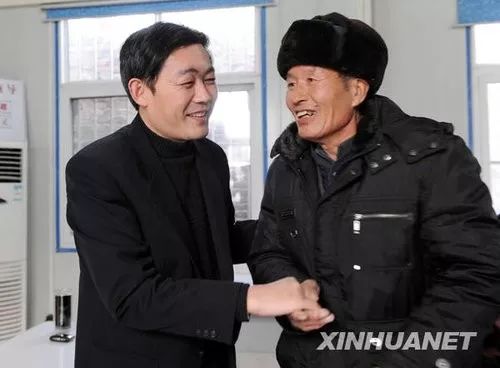 中纪委巡视组:12位中央巡视组长亮相 有3位“新面孔” 2010年,杨正超(左)接待来访群众