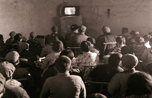 欢喜看电影和节目表演,那年代因家中没有电视机,恰好邻居家有一台