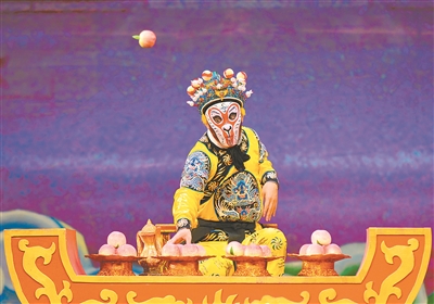 10日晚,作为第二届紫金京昆艺术群英会参演剧目之一的京剧《大闹天宫