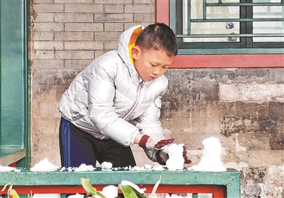 初雪过后，孩子在廊下堆起小雪人 汪震龙 图