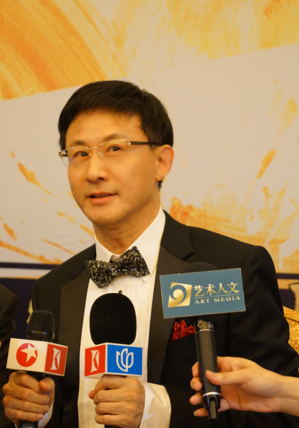 言老师,您这媚眼是抛给咱的嘛~~言兴朋给戏迷粉丝签名《曹杨》首映