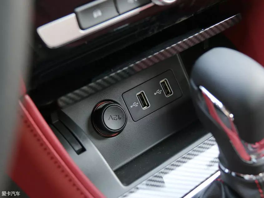 前排两个usb接口 一个12v电源,完美解决当代"手机依赖症患者"需求.