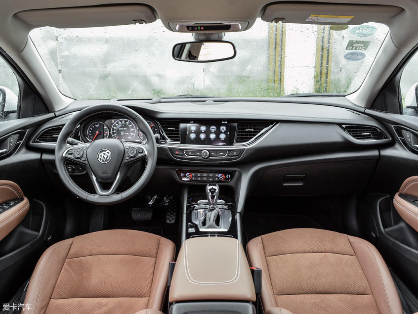 别克君威采用了非对称式内饰设计,中控台向驾驶员一侧倾斜以凸显整车