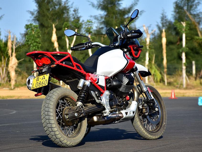 剑走偏锋的摩旅利器 试驾摩托古兹v85tt