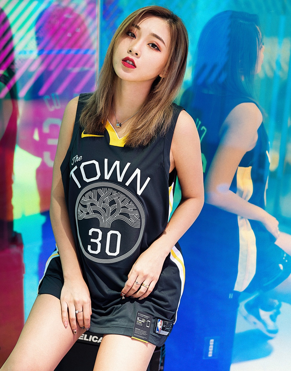 今日图集:球衣女孩青春靓丽