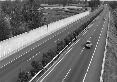 发现在s69济徐高速北行k16 760米附近,有一名老年人正在高速公路上