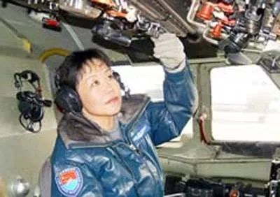 空军首位女师长晋升 程晓健准备执行飞行任务。