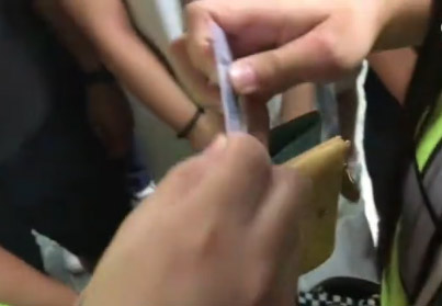 女暴徒照片:香港黑衣暴徒围攻女记者 女暴徒逼记者删照片 女记者展示证件