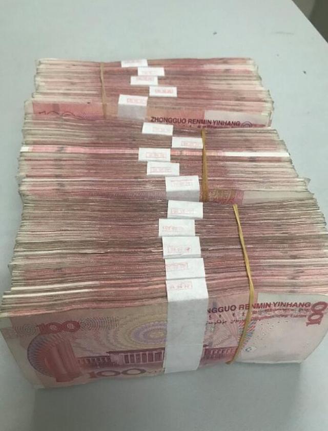 包内的一沓沓人民币.通州公安供图装有"巨款"的普通背包.
