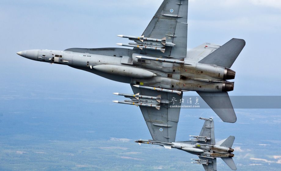 图为芬兰f-18c战机挂载2枚jsow滑翔制导炸弹及2枚