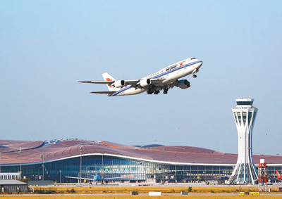 一架航班从北京大兴国际机场起飞。新华社记者 鞠焕宗摄
