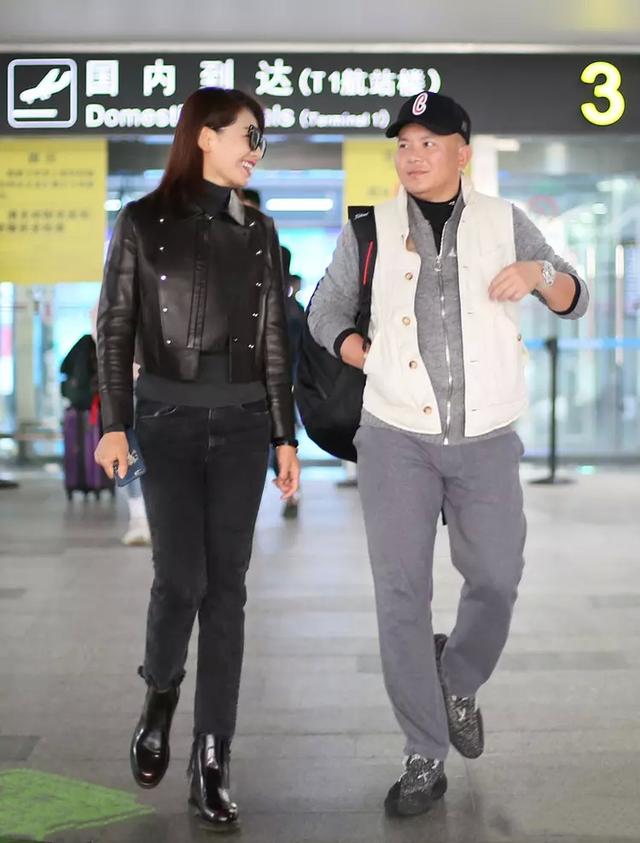 刘涛穿着霸气现身机场,老公被宠得白胖,不过王珂腿还没刘涛长?