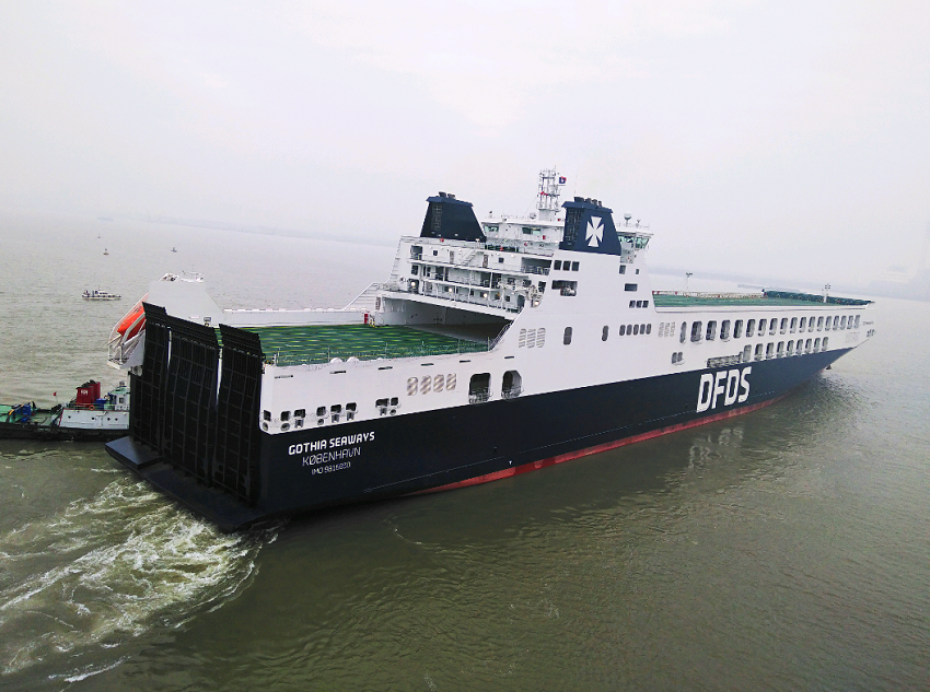 世界最大长度滚装船从南京港首航出江