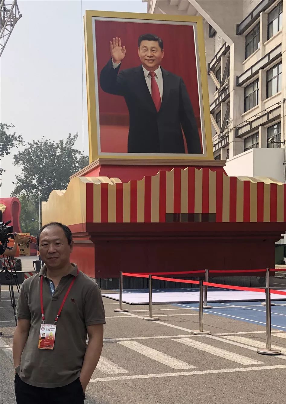 小孩画像:揭秘:国庆70周年群众游行中花花画像作者是谁? 张义波与平总书记画像。