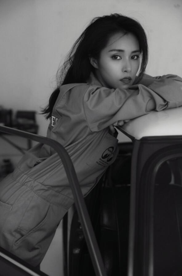 田蕾希全新写真曝光 工装机车尽显霸气风范